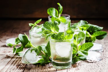 ROM ile alkollü kokteyl, nane çayı