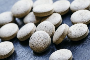 Bira mayası tablet karanlık bir arka plan üzerinde