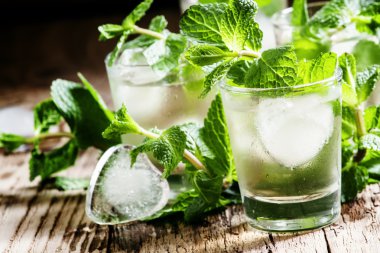 ROM ile alkollü kokteyl, nane çayı