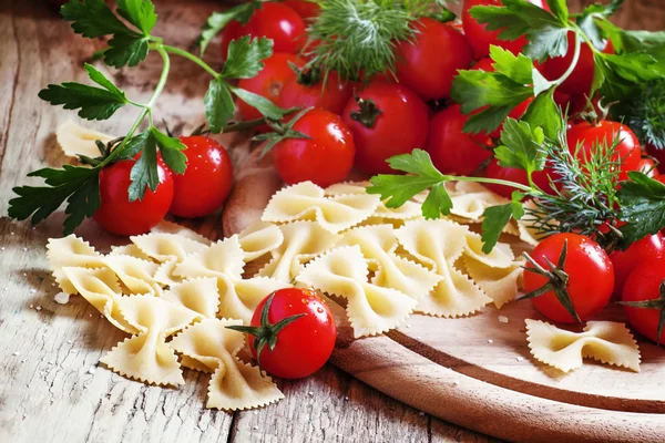 Pasta secca italiana farfalle, pomodorini — Foto Stock