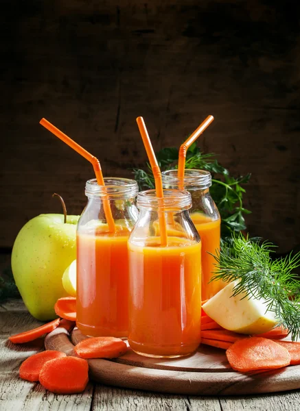 Smoothie de maçã de cenoura em garrafas de vidro — Fotografia de Stock