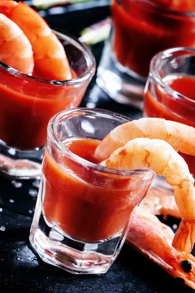 Gotowane krewetki z sosem pomidorowym chili — Zdjęcie stockowe
