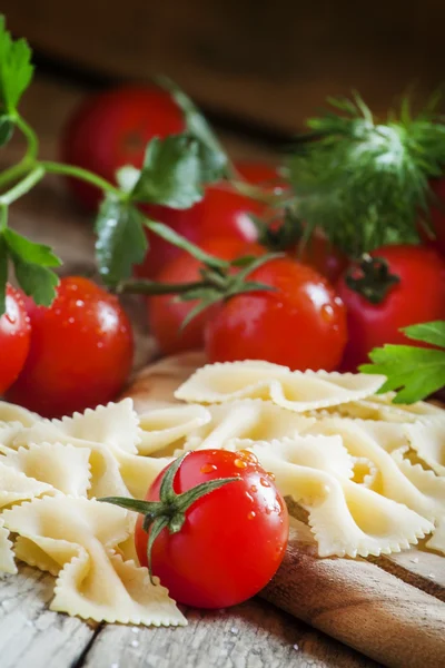 Pasta italiana seca farfalle, tomates cherry — Foto de Stock