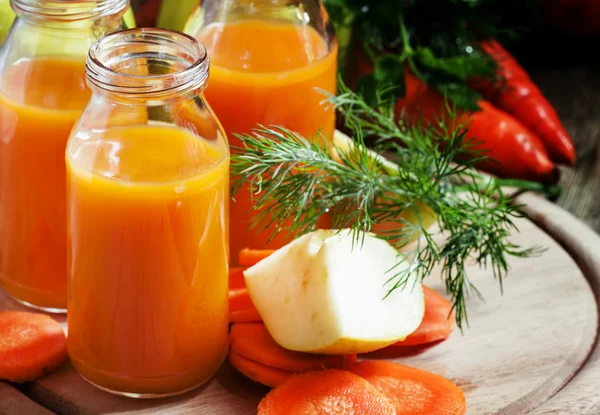 Karotten-Apfel-Smoothie in Glasflaschen — Stockfoto