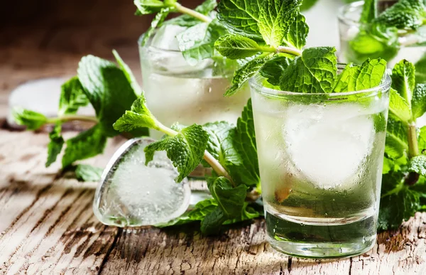 Cóctel alcohólico, té de menta con ron — Foto de Stock