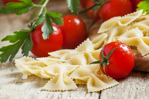 Pasta italiana seca farfalle, tomates cherry — Foto de Stock