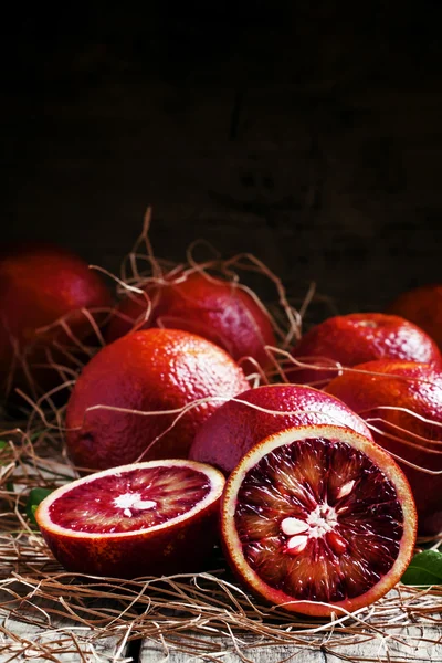 Oranges siciliennes rouges coupées en deux — Photo