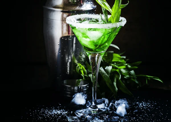 Cocktail alcolico verde con ghiaccio in un bicchiere da martini — Foto Stock