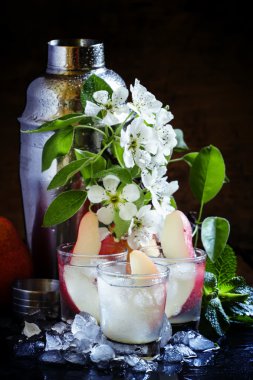 Armut, votka, sprite, ezilmiş buz ve limon suyu ile alkollü kokteyl