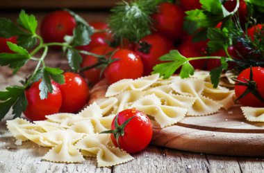 İtalyan makarna farfalle, kiraz domates Kuru