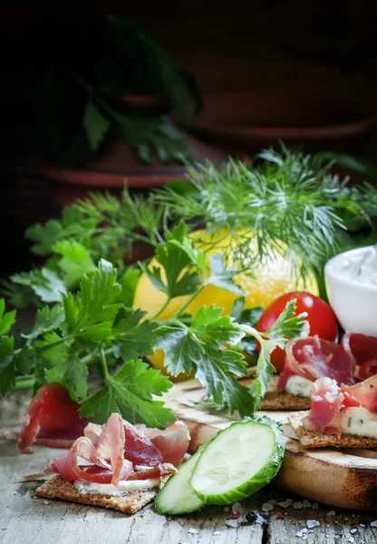 Knapperig brood met ham en kaas saus — Stockfoto