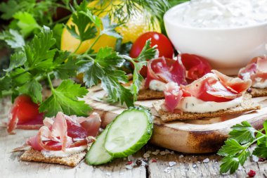 Jambon ve peynir soslu çıtır ekmek