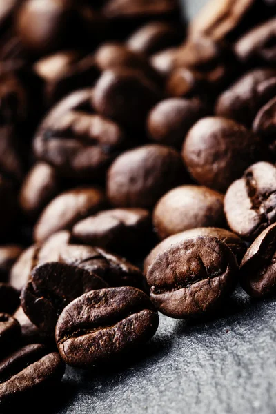 Chicchi di caffè, primo piano, sfondo nero — Foto Stock