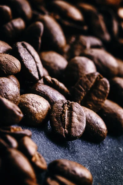 Chicchi di caffè, primo piano, sfondo nero — Foto Stock