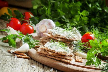 Çavdar crispbread sarımsak sosu ve otlar ile