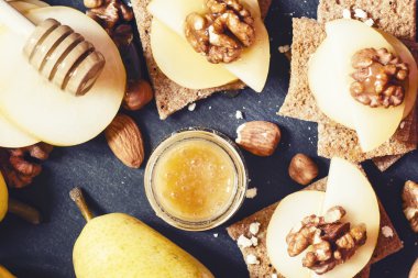 Meze kanepe armut, bal, fındık, badem ve süzme peynir ile