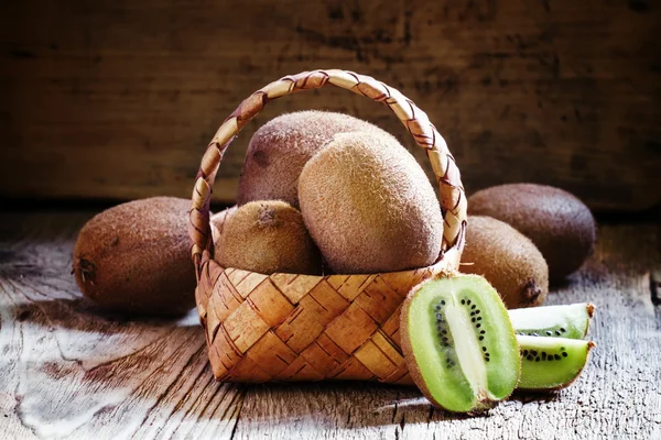 Frische Kiwi-Früchte in einem Weidenkorb — Stockfoto
