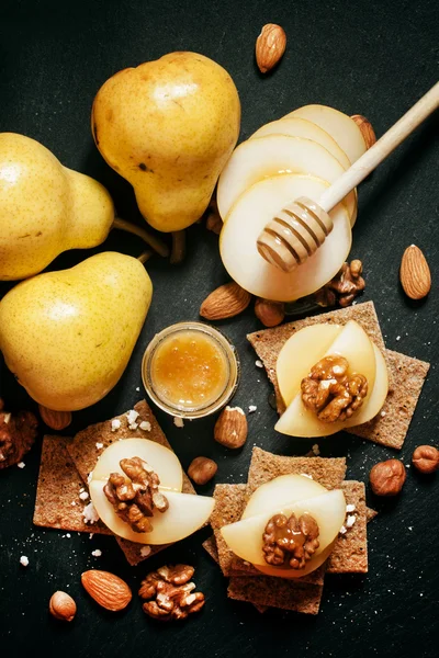 Canape předkrm s hruškou, med, lískové ořechy, mandle a tvarohem — Stock fotografie