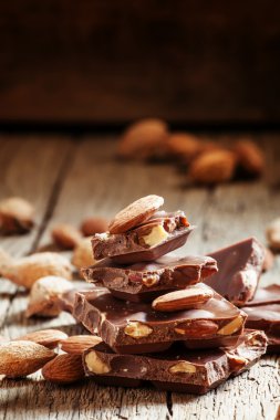 sütlü çikolata ile tüm badem