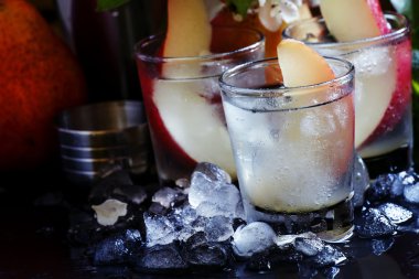 Armut, votka, sprite, ezilmiş buz ve limon suyu ile alkollü kokteyl