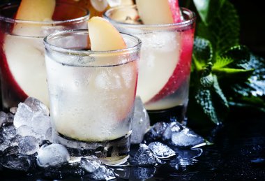 Armut, votka, sprite, ezilmiş buz ve limon suyu ile alkollü kokteyl