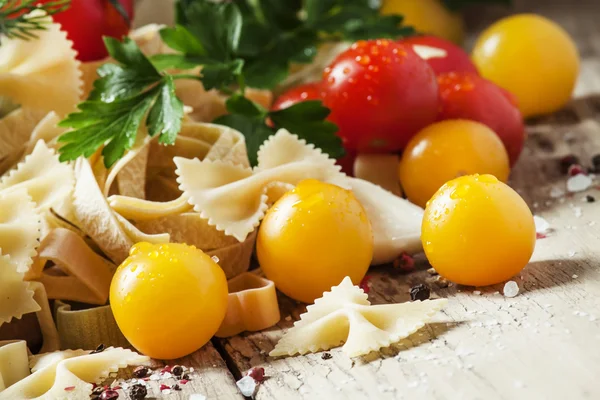 Farfalle pasta, peterselie en specerijen, rood en geel cherry tomaten — Stockfoto