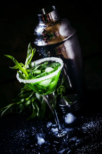 Πράσινο αλκοολούχα κοκτέιλ με πάγο σε ποτήρι μαρτίνι — Φωτογραφία Αρχείου