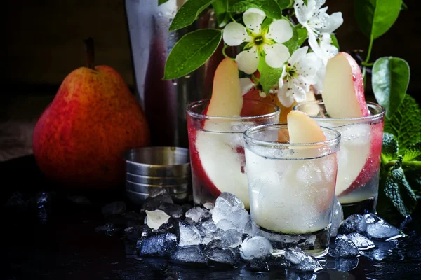Alcoholische cocktail met wodka, sprite, peer, gemalen ijs en limoen sap — Stockfoto