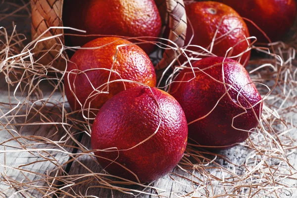 Rote Blutorangen quellen aus einem Weidenkorb — Stockfoto