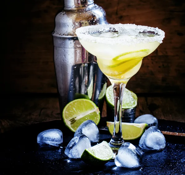 Kalk Daiquiri in een glas, versierd met suiker — Stockfoto