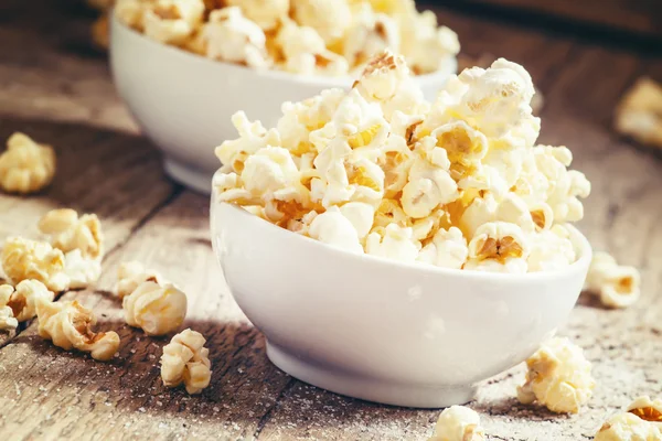 Söta popcorn i vita skålar — Stockfoto