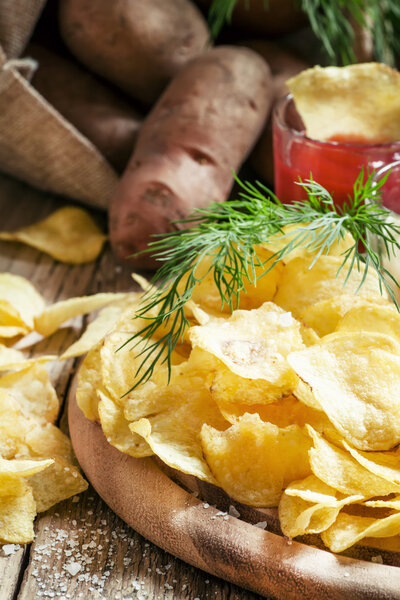 Чипсы с солью, специями и соусом
