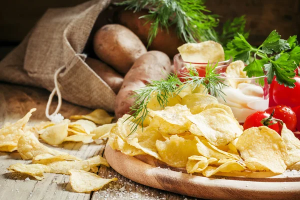 Chips, a sót, a fűszereket és a mártással — Stock Fotó