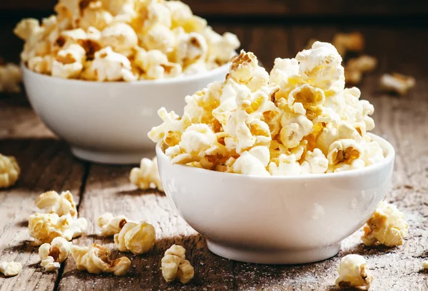 Söta popcorn i vita skålar — Stockfoto