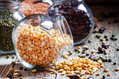 Fasulye karışımı cam, vintage ahşap arka plan