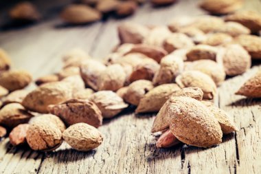 Antika ahşap arka plan üzerinde kabuğundaki tuzlu badem