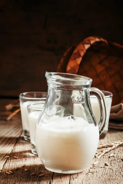 Leche de vaca fresca en jarra de vidrio — Foto de Stock