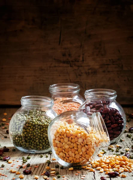 Bean mix in glazen pot, vintage houten achtergrond — Stockfoto