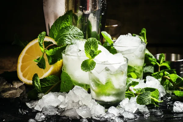 Alkoholischer Cocktail Wodka Smash mit Wodka — Stockfoto