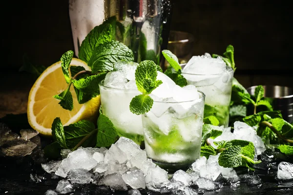 Alcoholic cocktail vodka smash with vodka — Stock Photo, Image