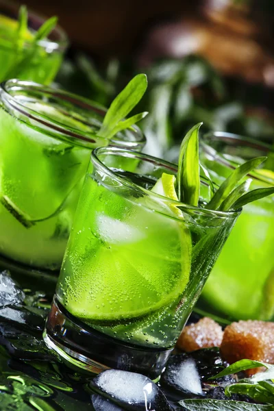 Алкогольный коктейль с лаймово-зеленым, лимонным соком, тростниковым сахаром, содовой — стоковое фото