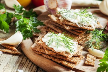Çavdar crispbread sarımsak sosu ve otlar ile