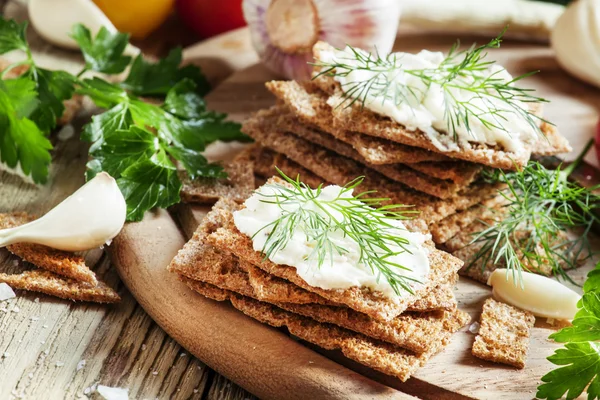 Křupavý chléb žitný s česnekovou omáčkou a bylinkami — Stock fotografie