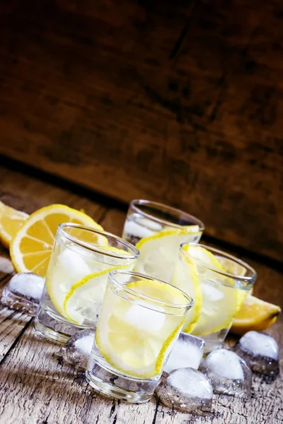 Лимонная водка со льдом — стоковое фото