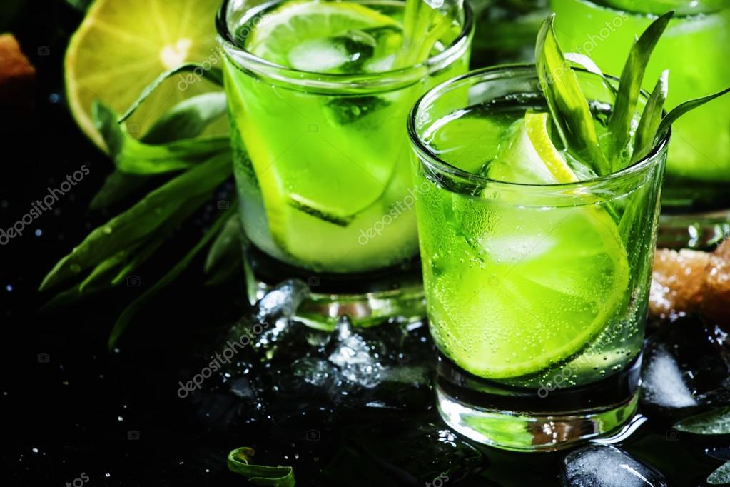 Alcoholic cocktail with lime green, lemon juice, cane sugar, soda — Stock Photo © 5PH 108972174