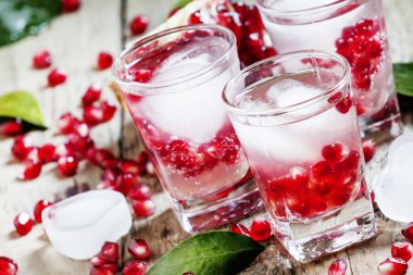 Buz ve nar ile taze köpüklü su