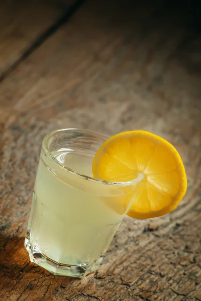 Ενιαία ποτήρι βότκα με λεμόνι — Φωτογραφία Αρχείου