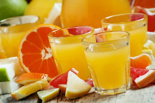 Citrus juice from oranges, tangerines, grapefruits, lemons, apples, pomelo — Stock Photo, Image