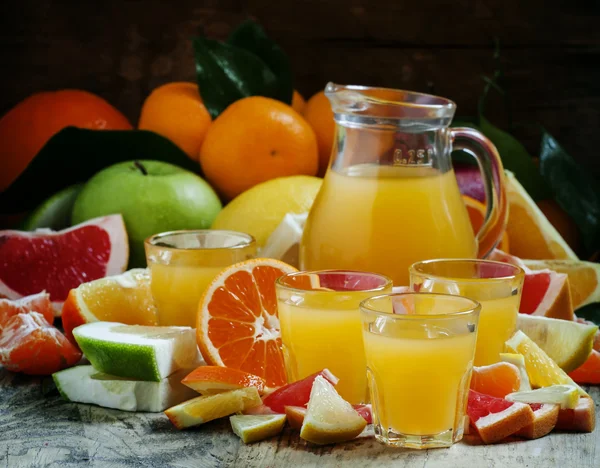 Citrus sap van de sinaasappelen, grapefruits, mandarijnen, citroenen, appels, pomelo — Stockfoto