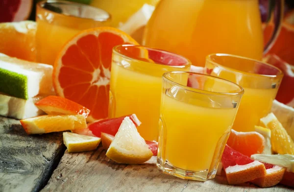 Citrusové šťávy z pomeranče, mandarinky, grepy, citrony, jablka, pomelo — Stock fotografie